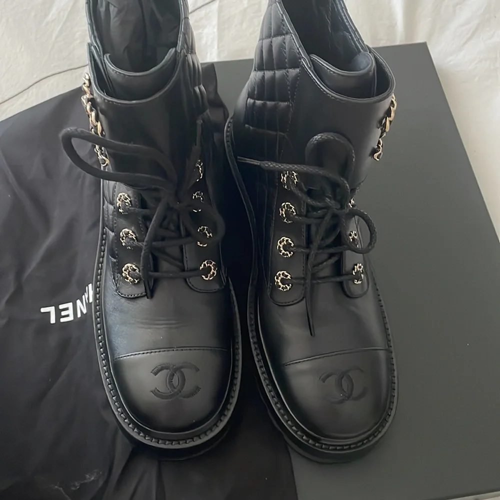 Chanel ankle combat boots in leather - Picture 5 of 6